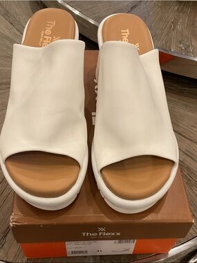 THE FLEXX White Slide Mules with Tan Footbed
